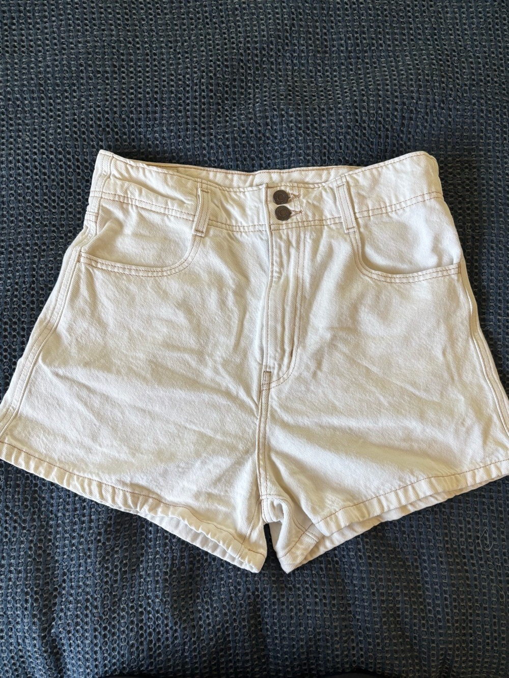 Levi’s High-Waisted Mom Shorts- Cream